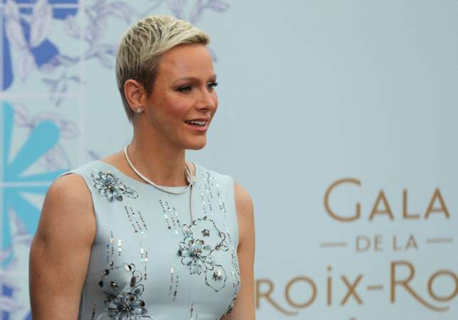 La princesse Charlène laisse ses racines apparentes sous ses mèches ultra blondes, lors du 73ème Gala de la Croix-Rouge Monégasque en juillet 2022
