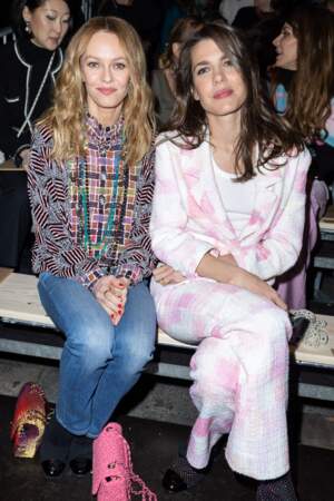 Charlotte Casiraghi et Vanessa Paradis au défilé Haute-Couture Chanel au Grand Palais Éphémère lors de la Fashion Week Printemps-été 2023 de Paris