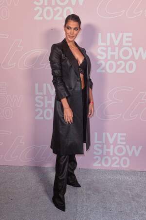 Iris Mittenaere expose son corps en soutien-gorge et pantalon noir assortis d'une veste en cuir au défilé Etam Live Show 2020 à Paris