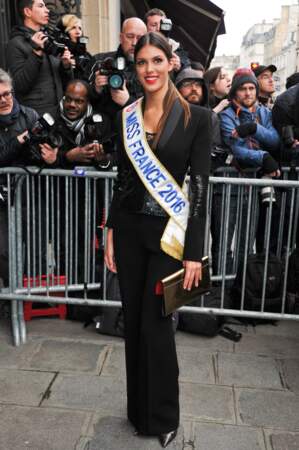 Fraîchement élue Miss France 2016 et rayonnante avec son écharpe de reine de beauté lors du défilé Haute-Couture Jean-Paul Gaultier en janvier 2016