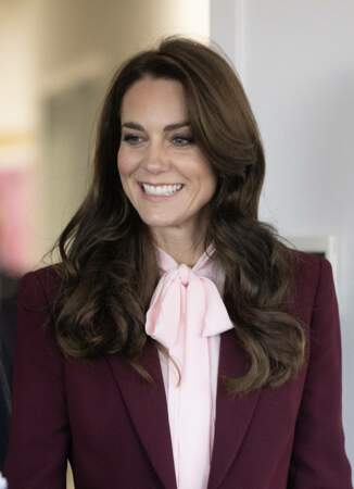 Kate Middleton ne manque jamais une occasion de revêtir une blouse à col lavallière comme ici à Chelsea dans le Massachusetts, à l'occasion d'un voyage officiel aux Etats-Unis en décembre 2022.