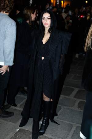 Charli XCX choisit un costume noir pour rejoindre le défilé Jean Paul Gaultier - FW Haute Couture, printemps/été 2023 - à Paris, le 25 janvier 2023 