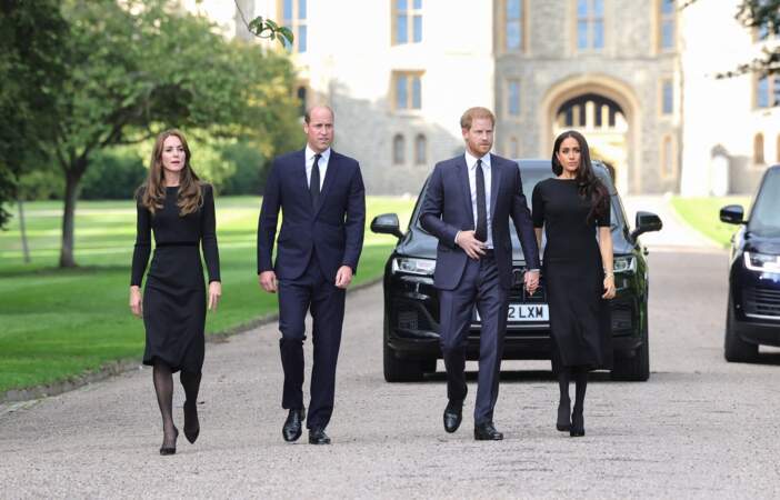 10 septembre 2022 : Le prince et la princesse de Galles William et Kate, le duc et la duchesse de Sussex Harry et Meghan à la rencontre de la foule devant le château de Windsor, suite au décès de la reine Elisabeth II d'Angleterre