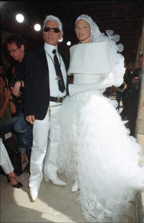 Karl Largerfield et Linda Evangelista en robe de mariée Chanel - collection Haute Coutre Automne/hiver 2003 - à Paris