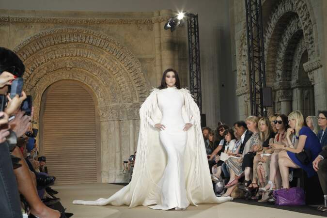 Fan Bingbing est habillée en robe de mariée Stephane Rolland - collection Haute Couture Automne/hiver 2012 à Paris 