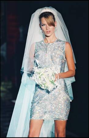 Kate Moss enfile une robe de mariée Versace - collection Haute Couture Automne/Hiver 1995 