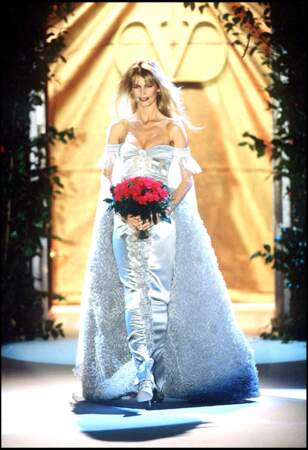 Claudia Schiffer arbore la robe de mariée Valentino - collection Haute Couture Printemps/été 1995