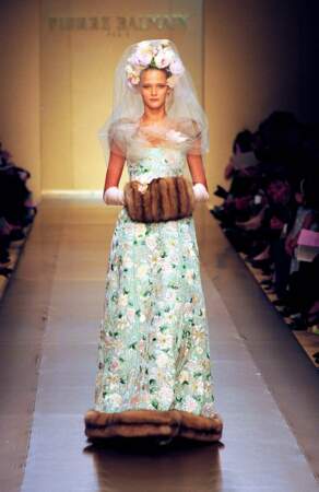 Carmen Kass en robe de mariée fleurie au défilé Balmain - collection Haute Couture 2001 