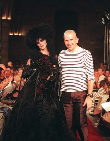 Stella Tennant présente la robe de mariée noire - collection Haute Couture Automne/Hiver 1997 