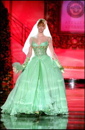 Kristen MacMenamy en robe de mariée au défile Versace - collection Haute Coutre Printemps/été 1995 