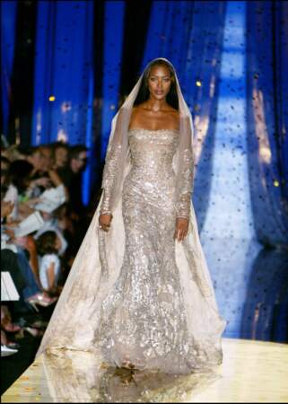Naomi Campbell en robe de mariée Elie Saab - collection  Haute Couture Automne/hiver 2003 - à Paris