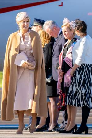 La reine Maxima des Pays Bas est élégante avec une cape beige Valentino à son arrivée à Stockholm, le 11 octobre 2022
