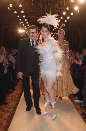 Laetitia Casta défile en robe de mariée Saint Laurent - Haute Couture Printemps/été 2000 