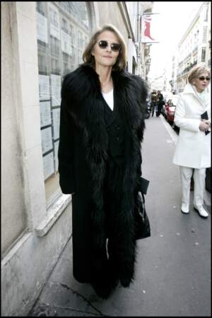 L'hiver, elle réchauffe ses costumes avec des manteaux fourrés. Ici au défilé haute couture Armani en 2006.