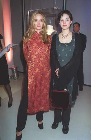 Marion Cotillard porte les cheveux à la garçonne à Paris lors du lancement de la collection Couture "Perles et diamants" de la marque Cartier, le 22 mars 2000
