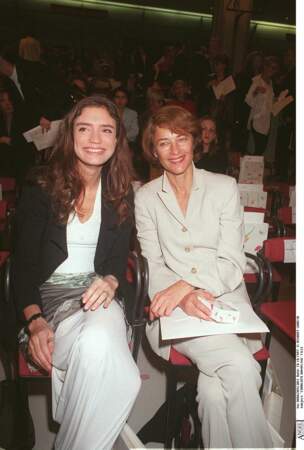 En tailleur greige pour assister au défilé d'Emanuel Ungaro avec sa fille en 1998.