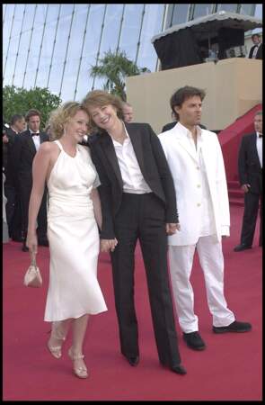 Encore en costume noir et chemise blanche, son uniforme masculin/féminin lors de sa montée des marches du 56ème Festival de Cannes.