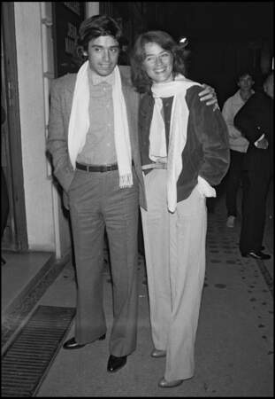 Le pantalon taille haute à pinces, l'une de ses pièces signatures, en compagnie de son mari Jean-Michel Jarre.