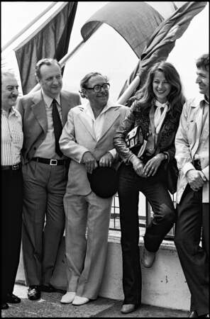Charlotte Rampling adopte un look bien de son époque en jean flare, chemise et blazer en jacquard au Festival de Cannes en 1976.