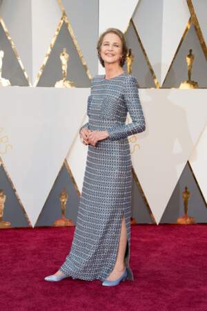 Magnifique en robe Armani Privé entièrement brodée de sequins et perles lors de la 88ème cérémonie des Oscars à Hollywood en 2016.