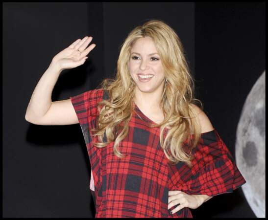 Pour la promotion du titre She Wolf, Shakira boucle ses longueurs blondes. 