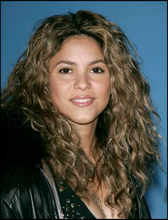 Plus tard, le blond platine de Shakira devient châtain avec une mise en beauté naturelle.