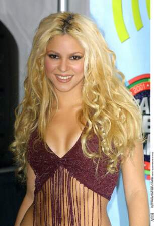 Quand elle sort son titre Whenever, son premier grand succès, Shakira se laisse tenter des mèches blondes qui ne la quitteront plus. 