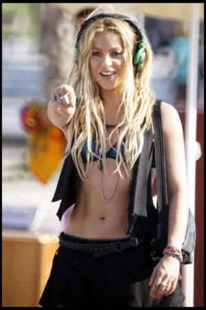 Sur le tournage de son clip Loca à Barcelone, Shakira retrouve l'effet dreadlocks de ses débuts.  