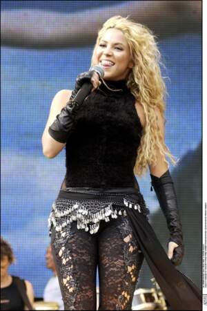 Au fil des années, Shakira joue avec les nuances de blond et ses boucles, mais reste fidèle à la longueur de ses débuts. 