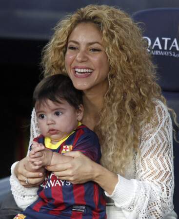 Lorsqu'elle assiste aux matchs de foot de son ex-mari Gérard Piqué avec ses enfants, Shakira apparaît au naturel.