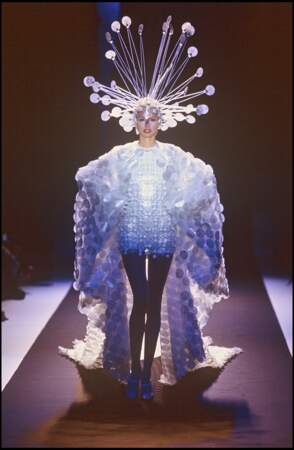 Adriana Sklenarikova (Karembeu) sur le podium du défilé Paco Rabanne haute couture printemps-été 1996.