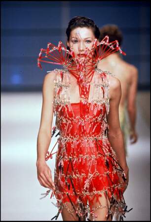 Carla Bruni sur le podium du défilé Paco Rabanne haute couture printemps-été 1994.