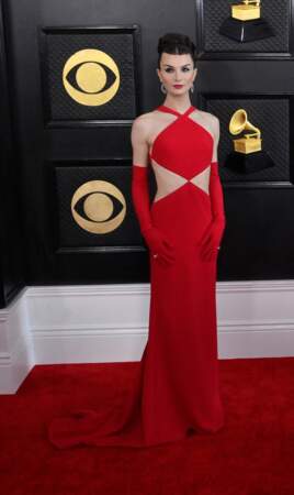 Dylan Mulvaney sur le tapis rouge des Grammy Awards 2023 en robe fourreau Christian Siriano SS23 