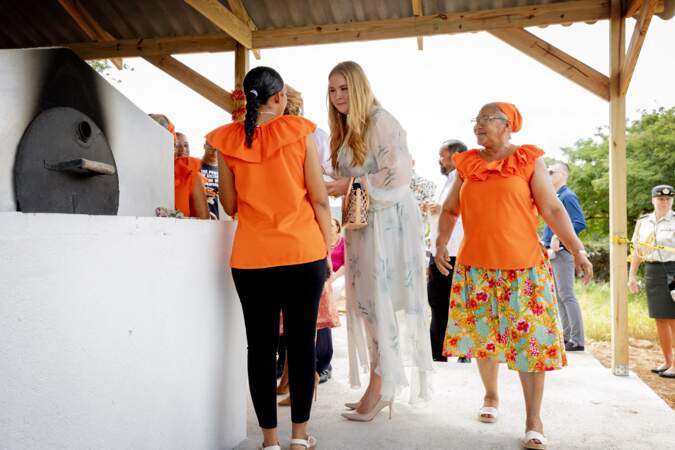 Catharina-Amalia des Pays-Bas enfile une robe fleurie et transparente au parc culturel Mangazina di Rei à Bonaire dans les Antilles néerlandaises, le 28 janvier 2023
