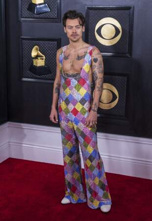 Harry Styles sur le tapis rouge des Grammy Awards 2023 en custom Egonlab x Swarovski