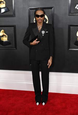 Steve Lacy en costume Saint Laurent sur le photocall de la cérémonie des 65ème Grammy Awards à Los Angeles le 5 février 2023.