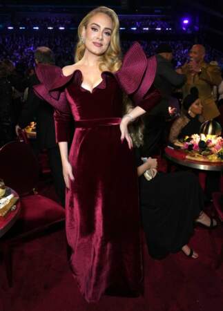 Adele en robe velours bordeaux Louis Vuitton au Grammy Awards 2023