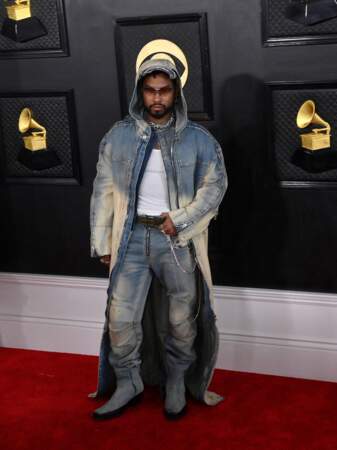 Miguel sur le tapis rouge des Grammy Awards 2023 en total look denim Diesel