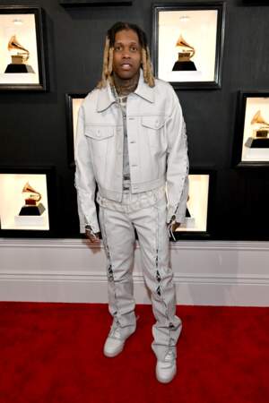 Lil Dur porte un ensemble en cuir blanc et lacé de chez Louis Vuitton aux Grammy Awards 2023