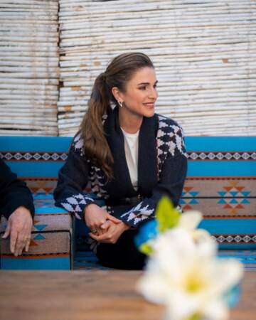 La reine Rania de Jordanie visite les locaux de l'association "Roses Ladies Association " à Aqaba le 16 janvier 2023.