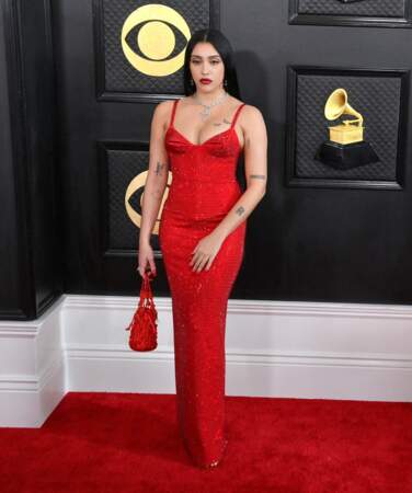 Lourdes Leon sur le tapis rouge des Grammy Awards 2023 en robe corsetée rouge incendiaire Area