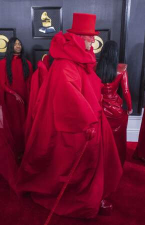 Sam Smith en rouge Valentino sur le tapis rouge des Grammy Awards 2023
