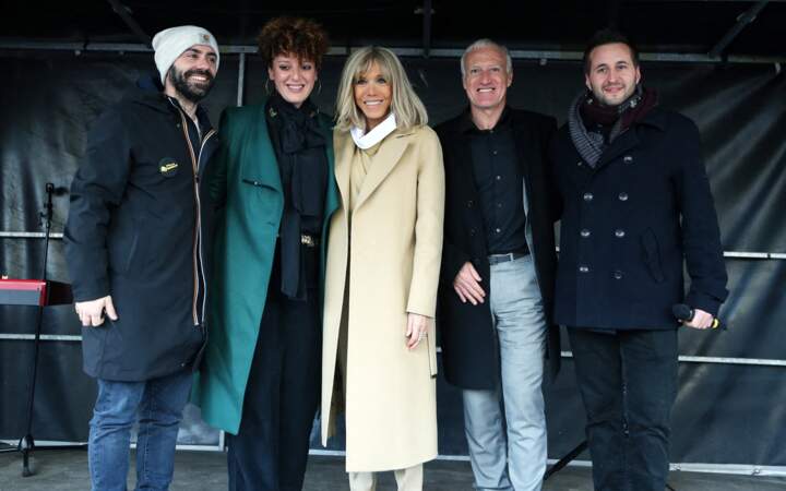 Didier Deschamps et Brigitte Macron et son long manteau monochrome beige pour clôturer de l’Opération Pièces Jaunes 2023 sur la place du théâtre à Lille