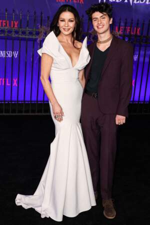 Dylan Michael Douglas et sa mère Catherine Zeta-Jones, au photocall de la première mondiale de la première saison de la série Netflix "Mercredi" à Hollywood, le 16 novembre 2022.