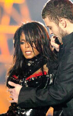 Janet Jackson et Justin Timberlake à la mi-temps du Super Bowl en 2004 (Houston) 