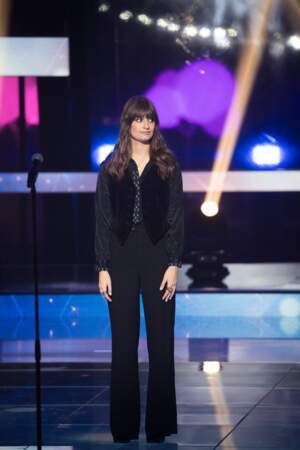Clara Luciani en pantalon évasé, gilet en velours et chemise en soie pour la 33ème édition du Téléthon en 2019