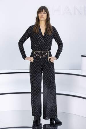 En combinaison Chanel en velours, rehaussée d'une ceinture bijou, pour le défilé de la marque en 2020