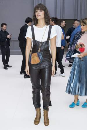 Clara Luciani opte pour une salopette en similicuir et une paire de boots brunes pour le défilé Chloé en 2016