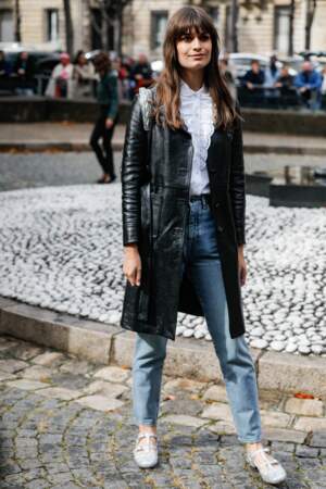 Pour assister au défilé de mode Miu Miu à Paris en 2020, Clara Luciani choisit une chemise brodée et une veste en cuir