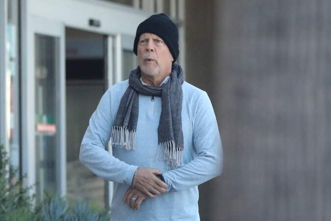 Atteint d'aphasie, Bruce Willis a été photographié, ce lundi 6 février, dans les rues de Los Angeles en compagnie d’un ami. L'acteur de 67 ans semble fatigué et amaigri.